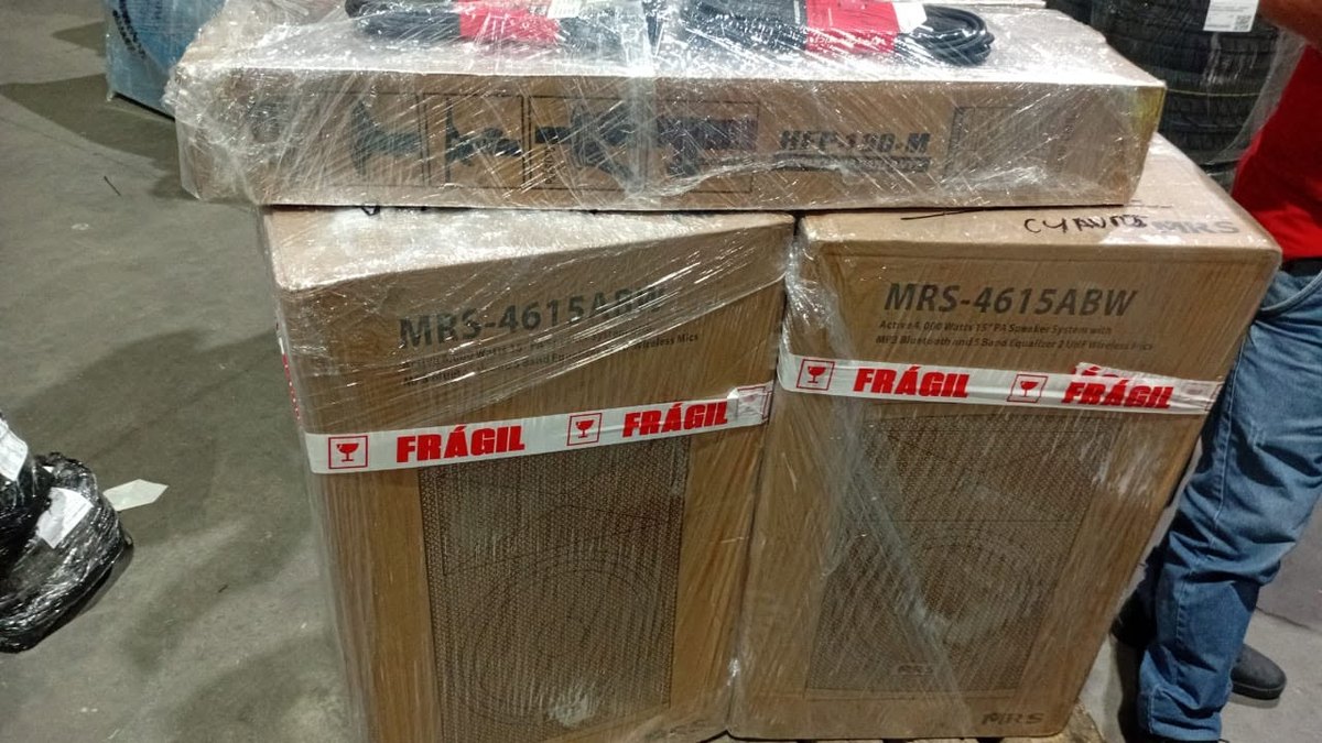 Varios equipos embalados y listos para despacho