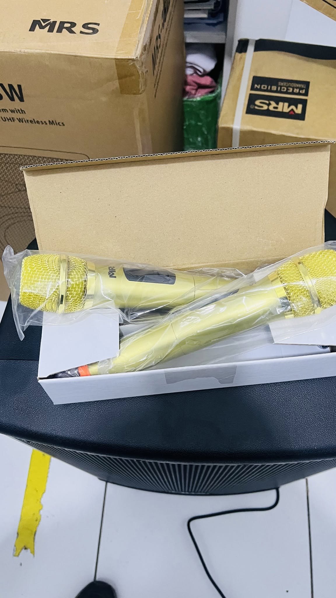 Micrófonos inalámbricos dorados en estuche